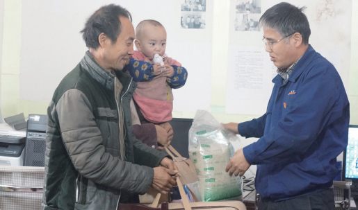 总司理何宇平为特困户送粮汕